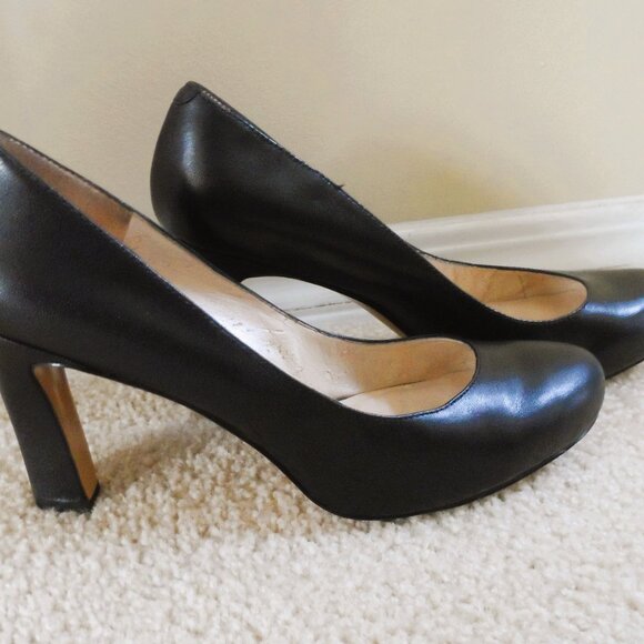 Nine West Black Leather Heels- Size 9M - Picture 3 of 16
